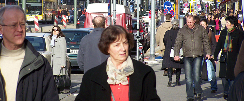 Menschen auf einer Einkaufsstraße
