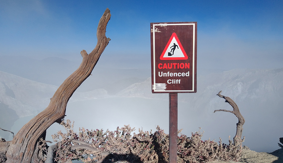 Ein Schild auf dem Kraterrand des Mount Ijen (Java / Indonesien)
