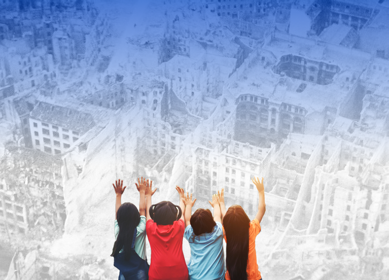 Eine kriegszerstörte und Kinder, die sich mit erhobenen Armen nach einer besseren Zukunft sehnen