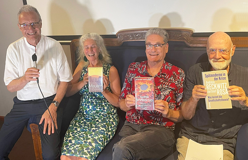 (von links nach rechts:) Wolfgang Sohst, Dorothée Jansen, Bernhard Lenort und Hellmut Hartmann bei der Preisverleihung zur MoMo Preisfrage des Jahres 2025 im Kino Babylon, Berlin.