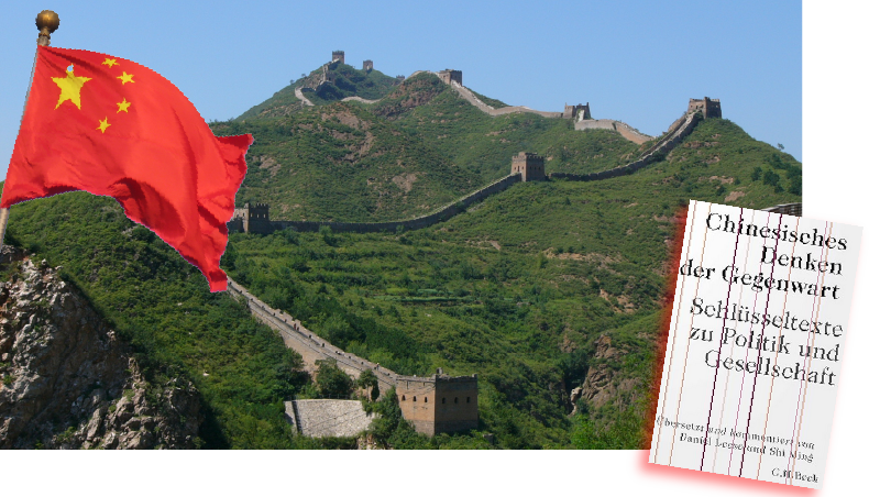 Die chinesische Mauer, davor die chinesische Flagge und das Cover eines Buches von Shi Ming